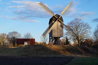 Das ist die Bockwindmhle in Wanzer. Das kleine Dorf Wanzer ist sehr aktiv  und bekannt. Regelmig gibt es Backtage und kulturelle Hhepunkte